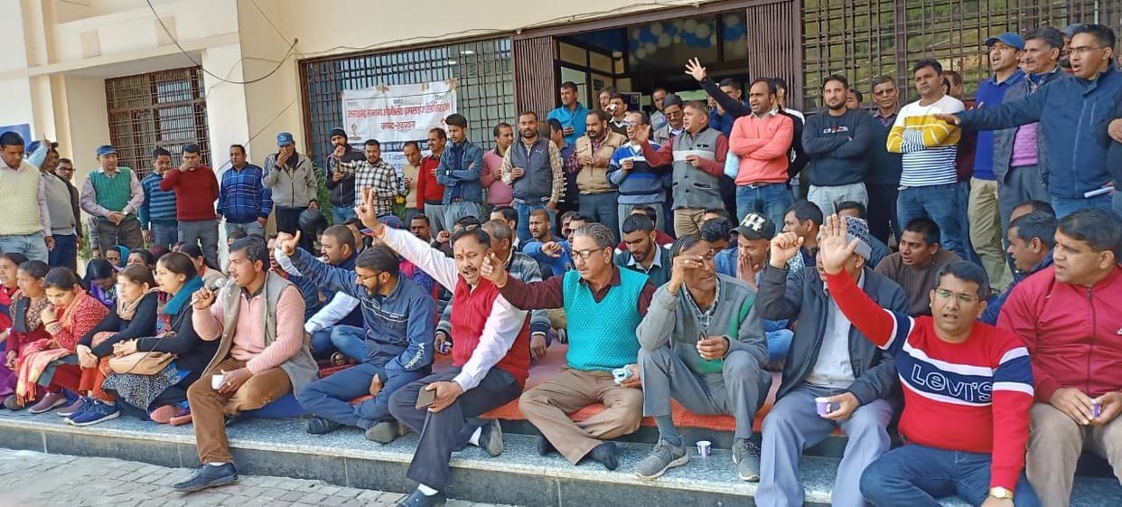 ployees demonstrated against the government