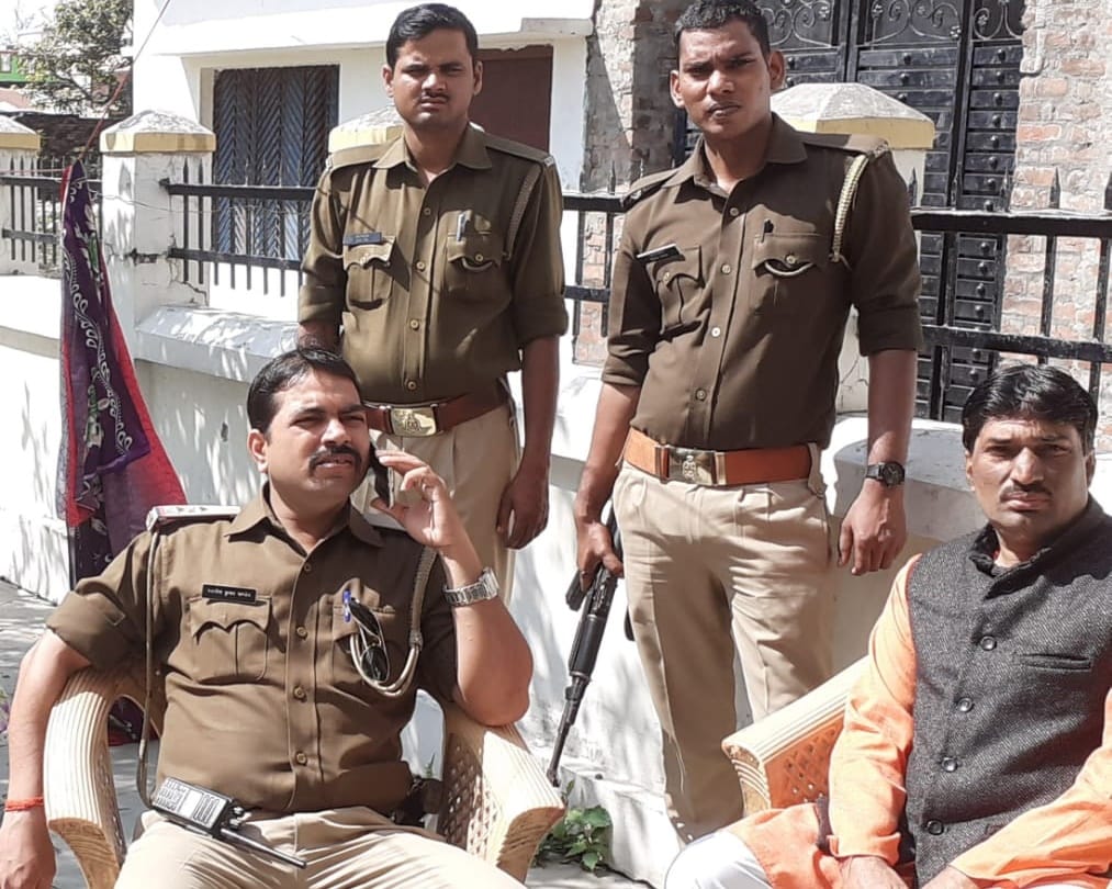 Hindu Mahasabha Saints opposing Uddhav Thackeray under house arrest