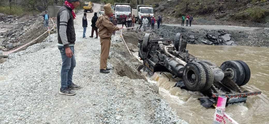 The tipper encountered in the river in Baudadi