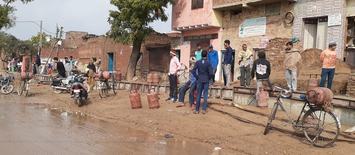 Home delivery of LPG happens on the road side here