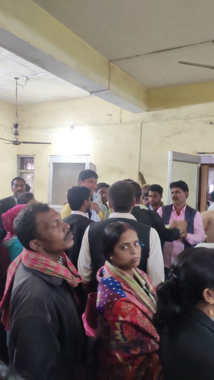 Village headman who made abusive remarks was beaten in the court in chandauli