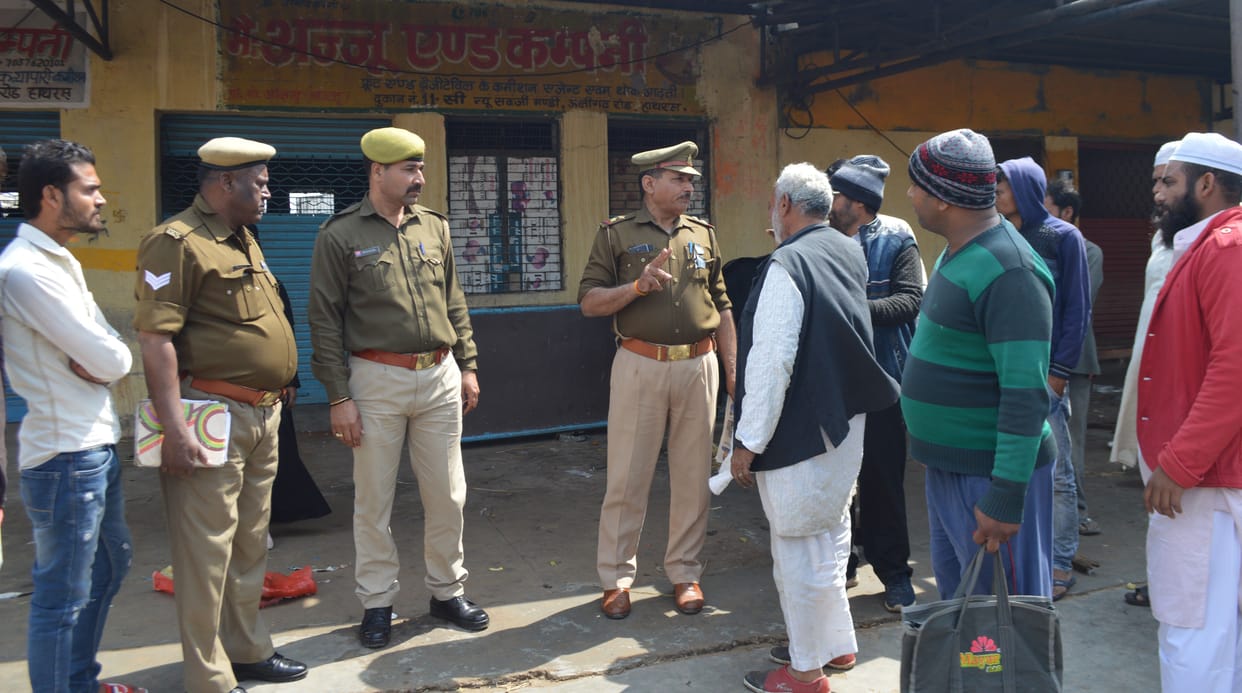 Hathras: assault with attempt to capture store market, Hungama