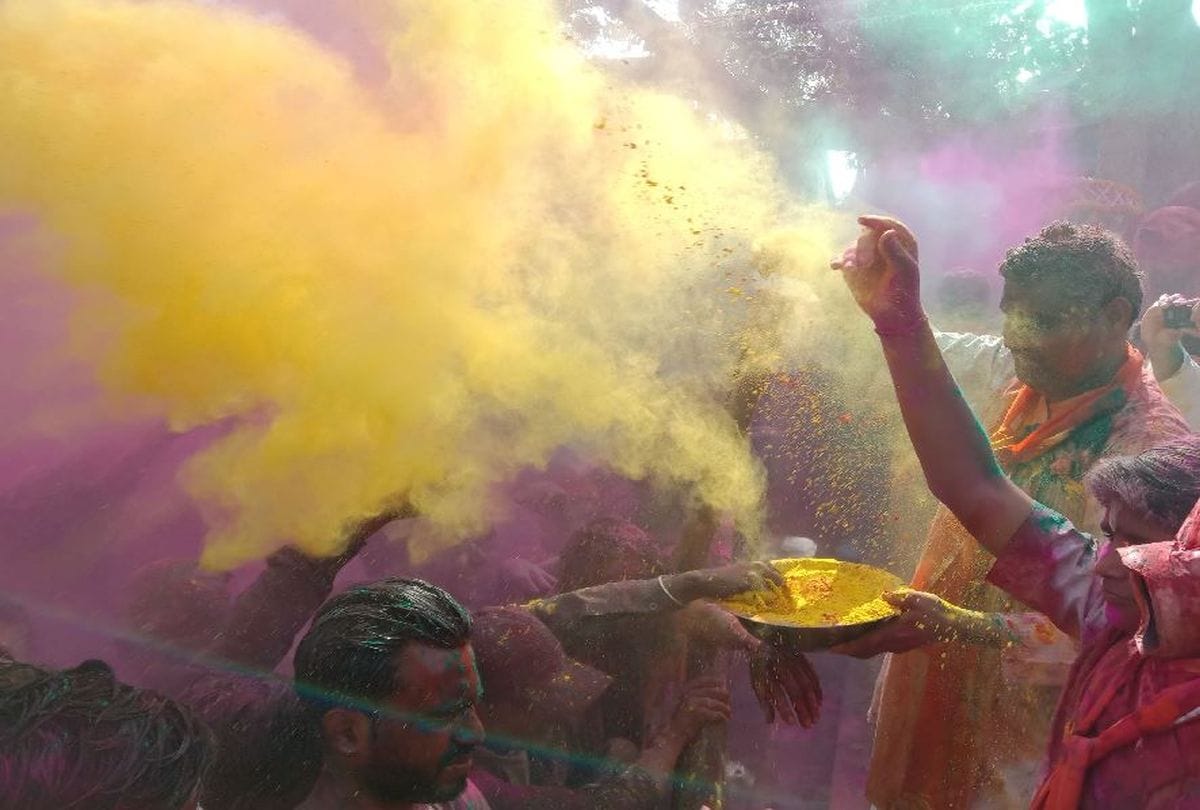 Holika Dahan 2020 holika dahan zodiac rashi and born this date people use these colours for holi