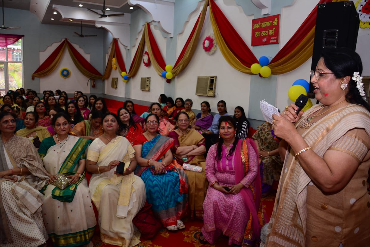There was a fierce blast in the Holi meeting of the Ladies Club