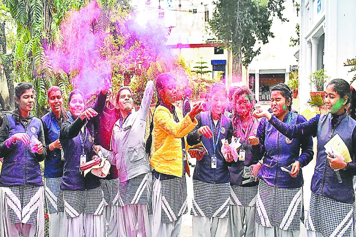 Holi celebrated in many school and college at Meerut city