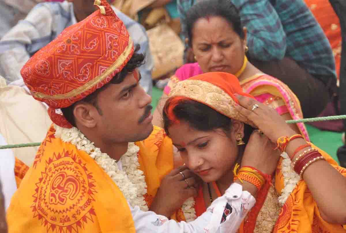 983 couples took seven rounds amid chanting