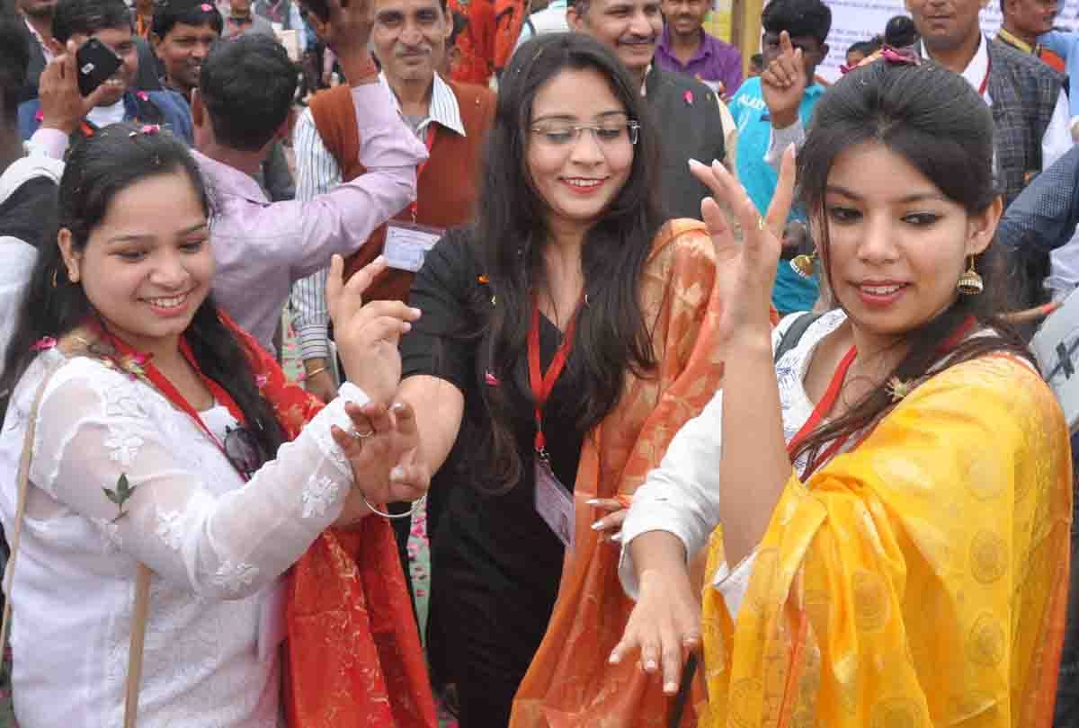 983 couples took seven rounds amid chanting