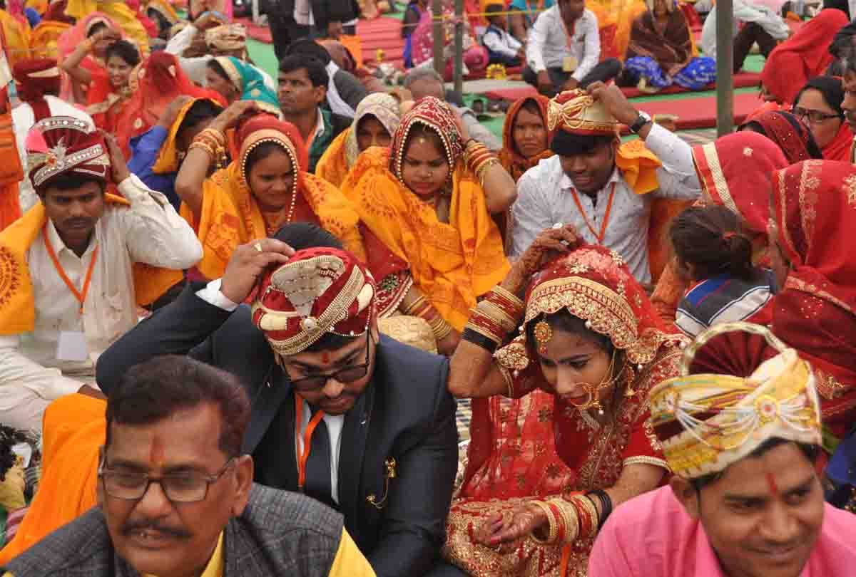 983 couples took seven rounds amid chanting