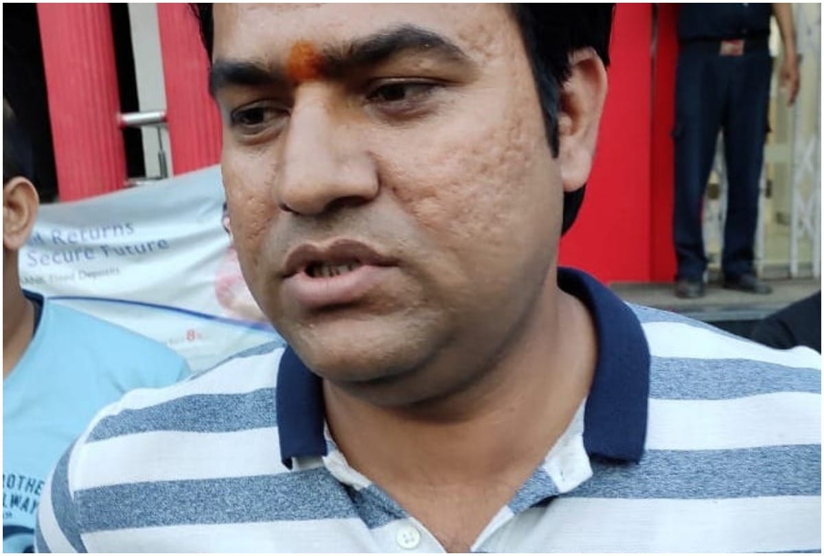 There is a stir among Yes Bank customers in Prayagraj