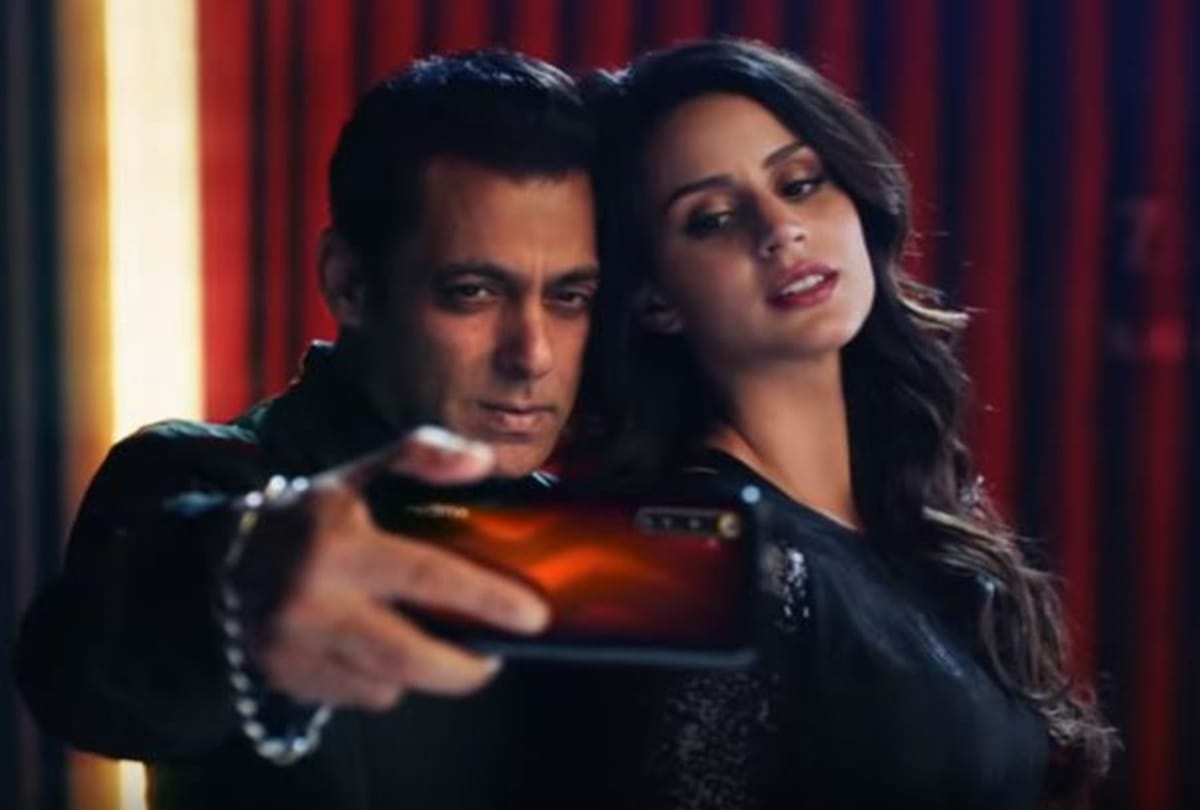 Brazilian Model Larissa Bonesi is With Salman Khan in Mobile Phone Advertisement