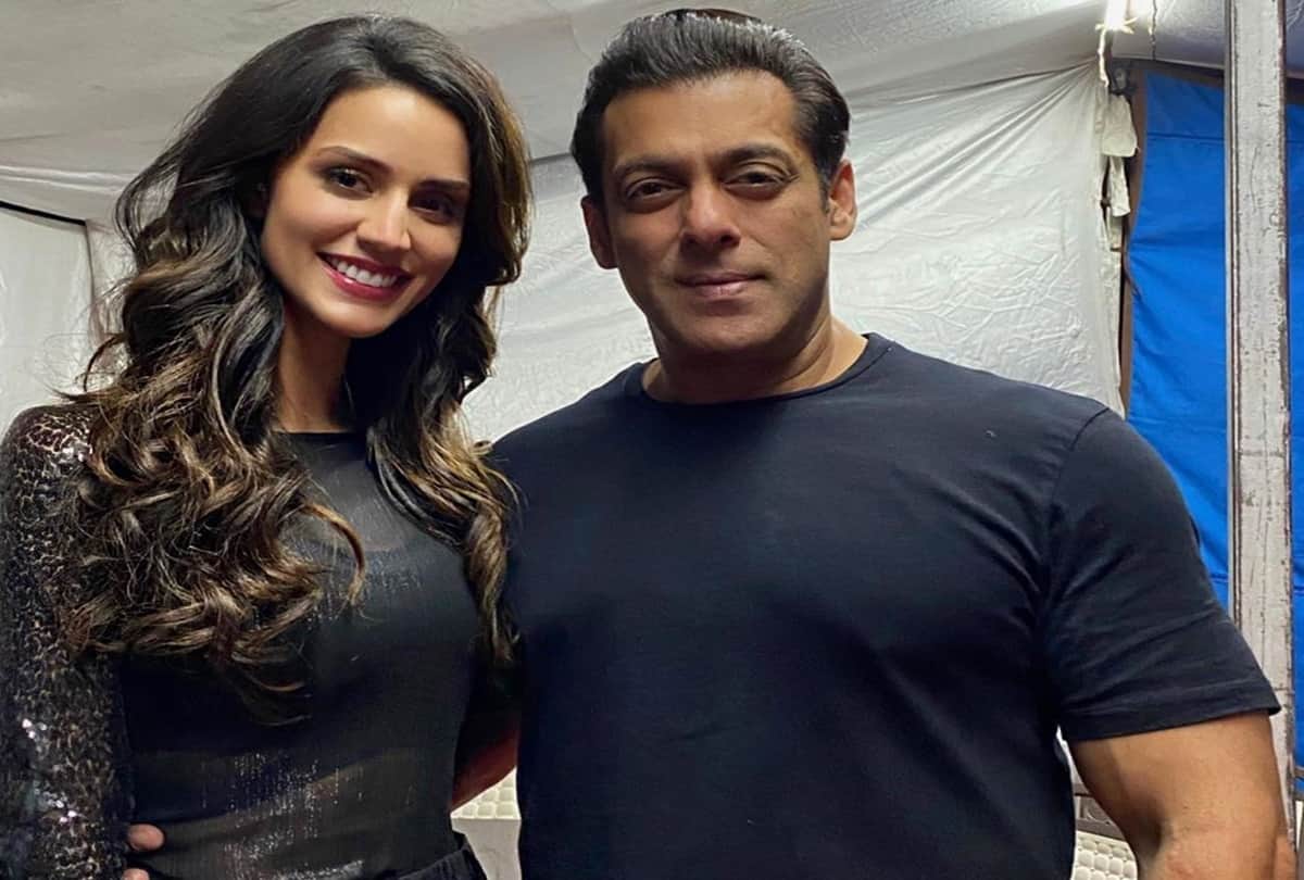 Brazilian Model Larissa Bonesi is With Salman Khan in Mobile Phone Advertisement