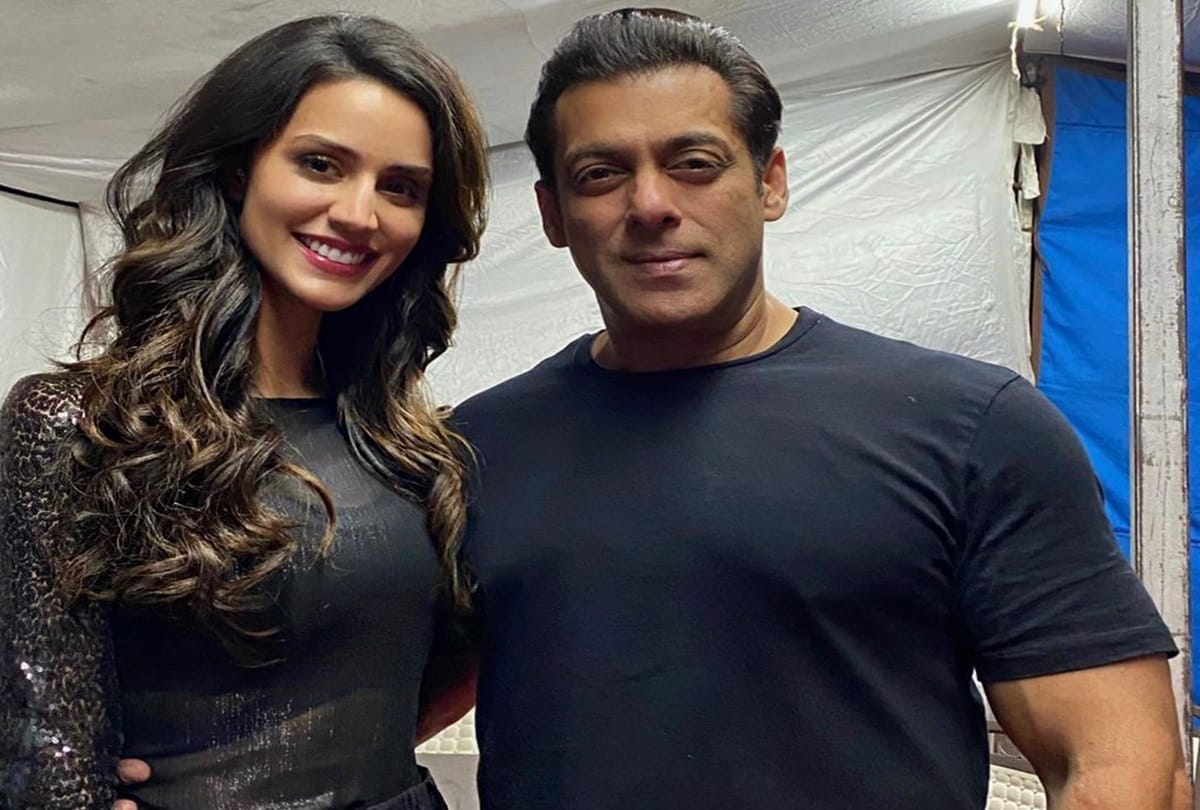 Brazilian Model Larissa Bonesi is With Salman Khan in Mobile Phone Advertisement