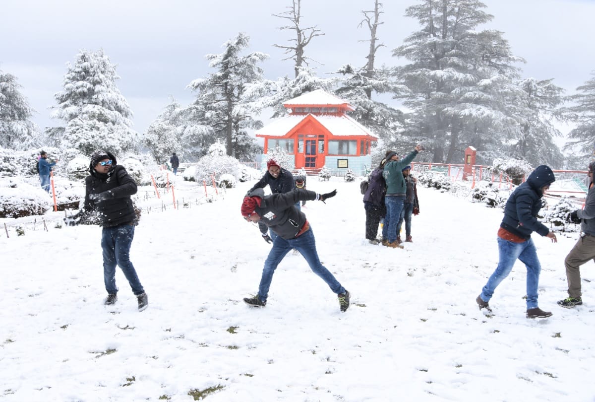 fresh snowfall and rainfall in himachal dozen roads including two highways closed
