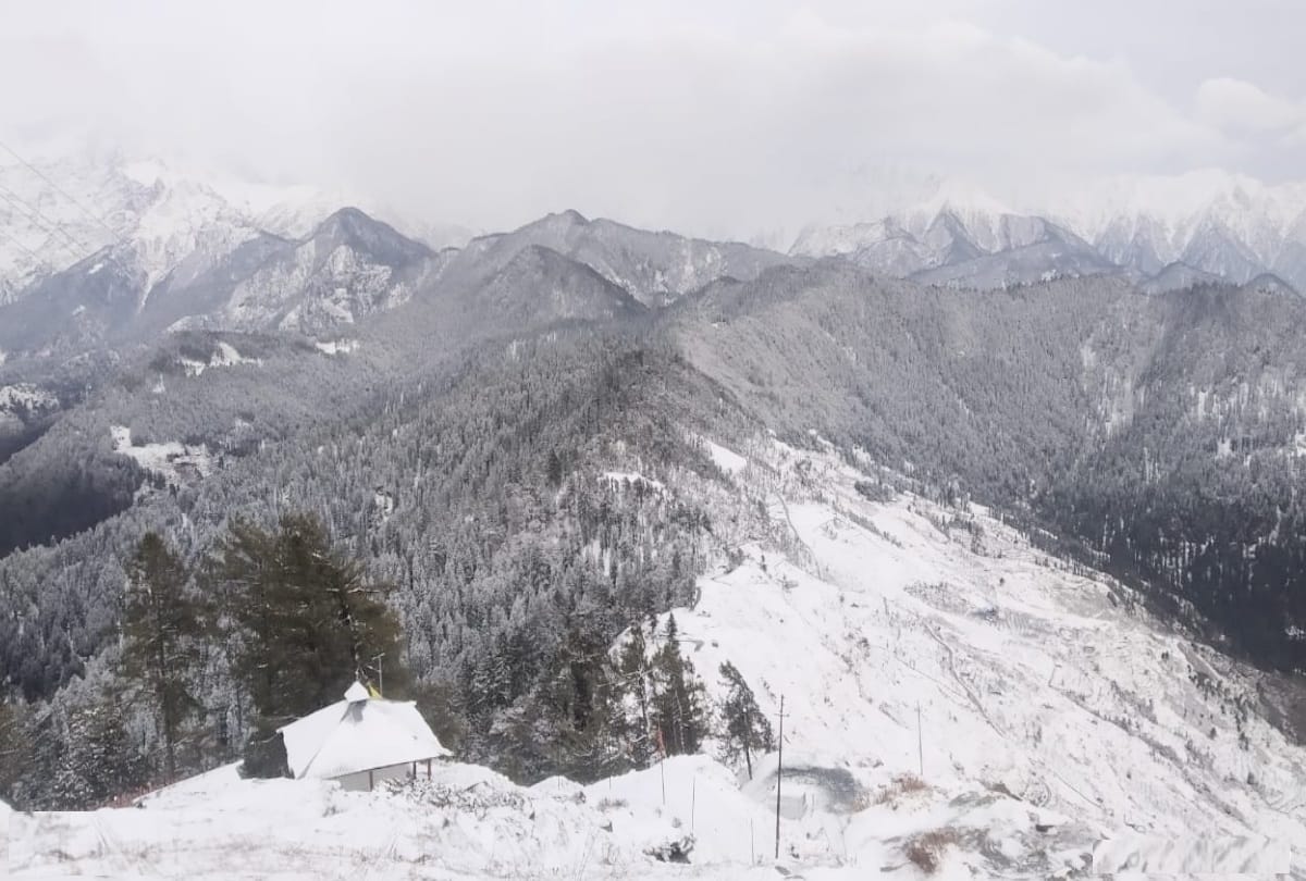fresh snowfall and rainfall in himachal dozen roads including two highways closed