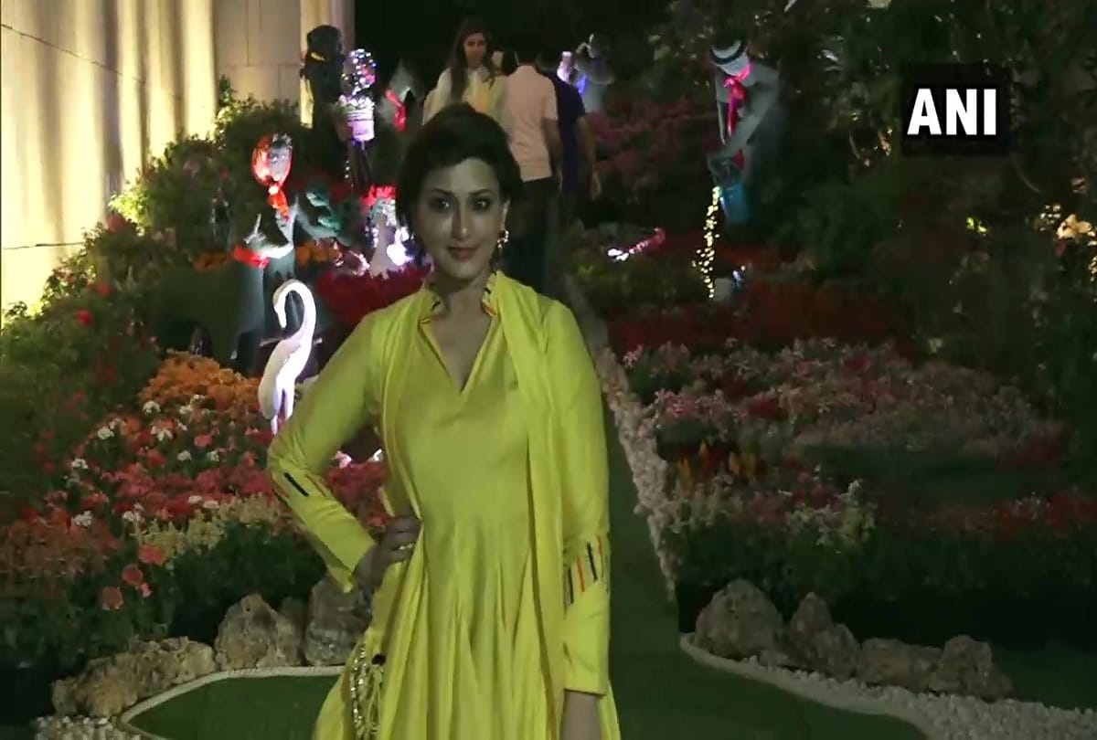 Priyanka Chopra,Nick Jonas, Katrina Kaif, Sonali Bendre, Vicky Kaushal attended the Holi party