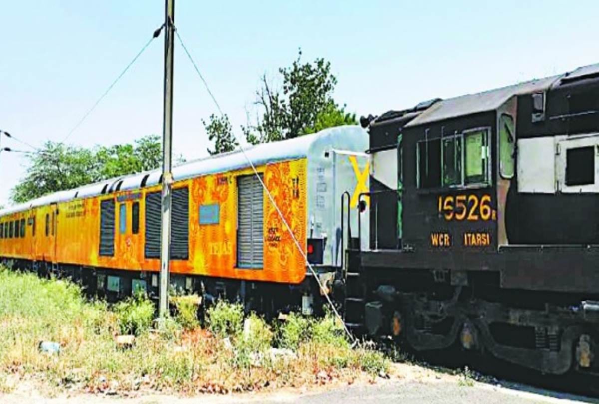passengers will get gifts in tejas express on women's day