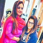 अपनी मां के साथ तानिया भाटिया