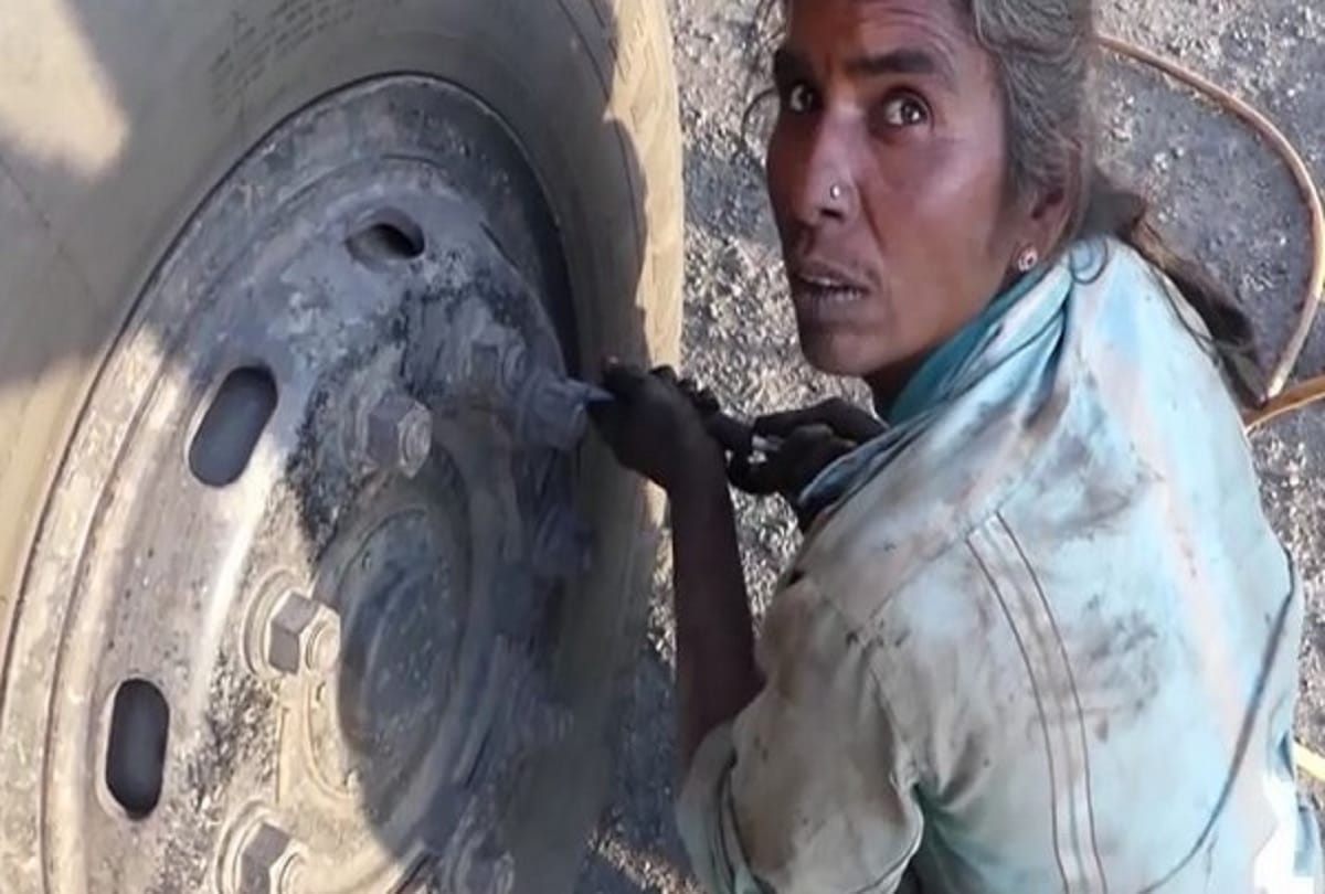 International Womens Day: 45 year old woman Maina Solanki in Mandsaur fixes puncture for living  