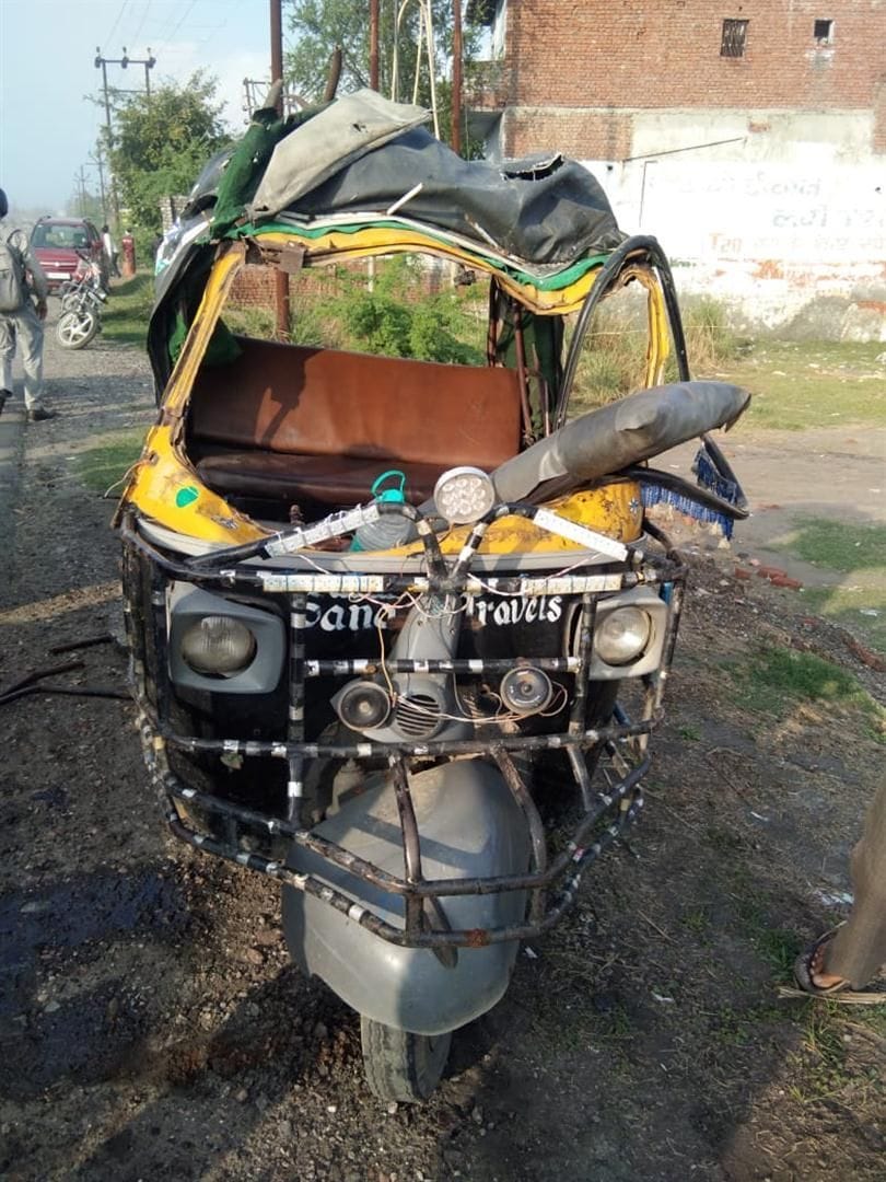 Teacher and a tempo driver died in road accident.