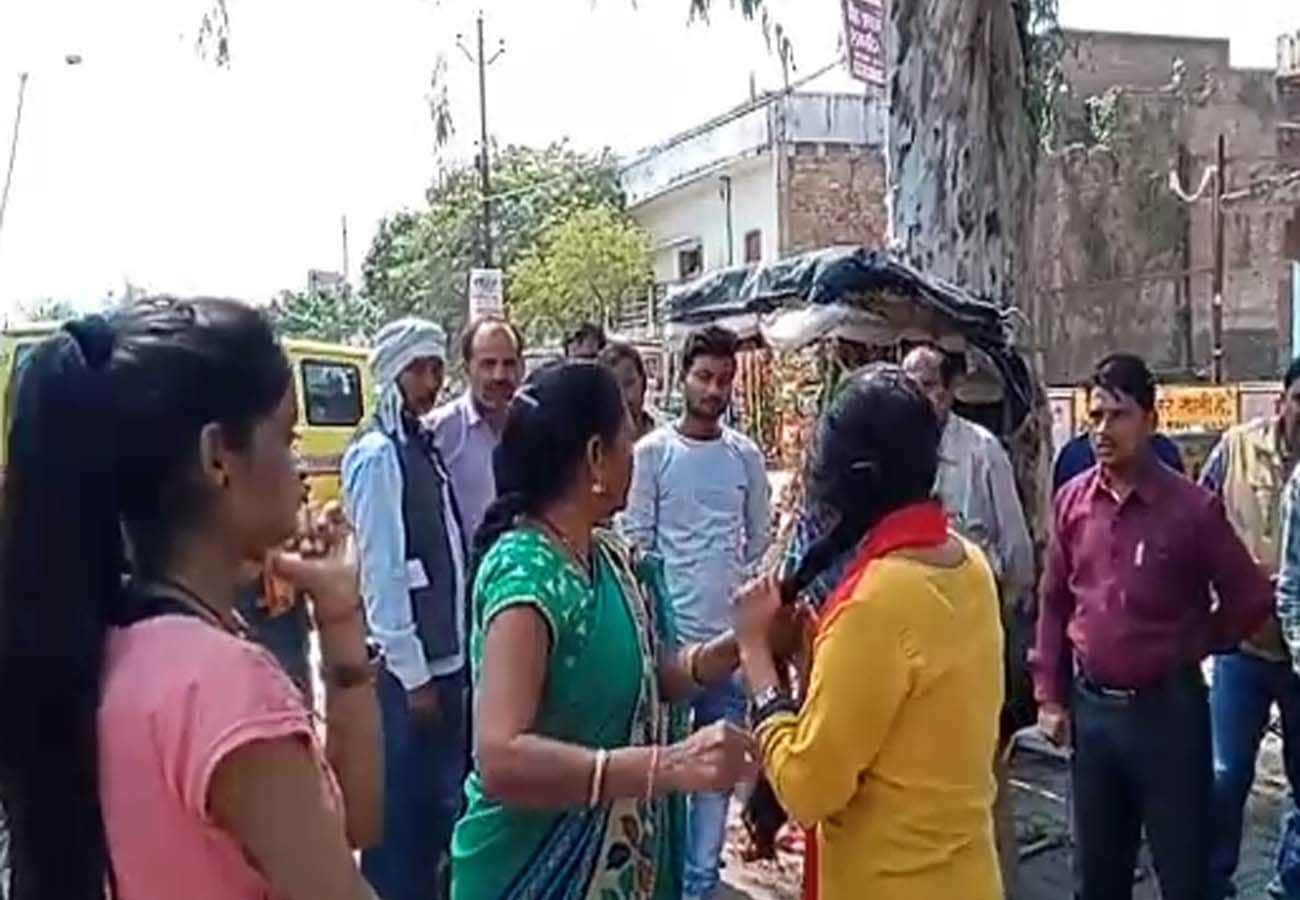 mother caught daughter with her married lover in banda