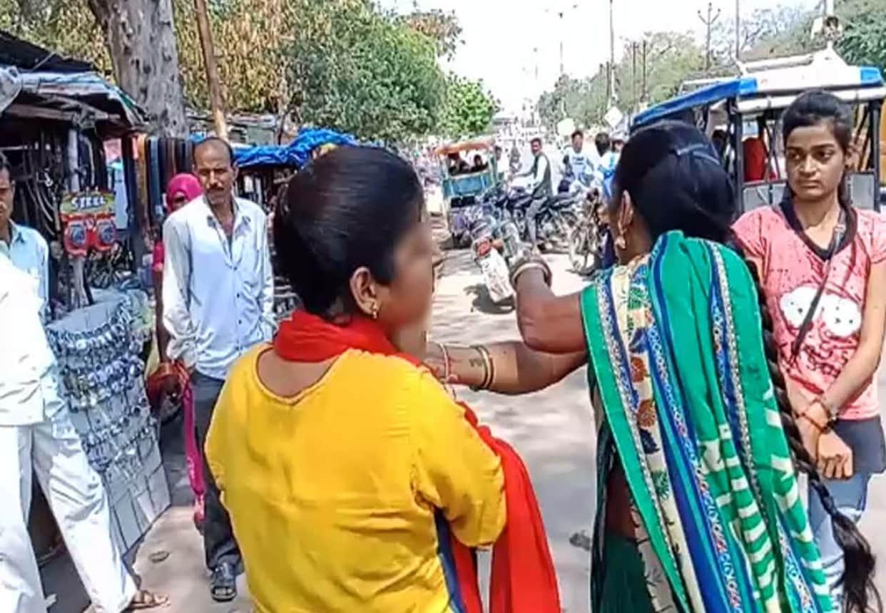mother caught daughter with her married lover in banda