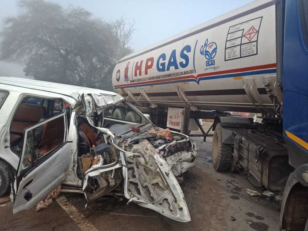 five dead and five injured in a collision with car and gas tanker