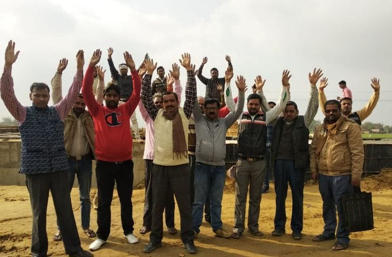 Hathras: Plot owners stopped bridge work, slogans for compensation