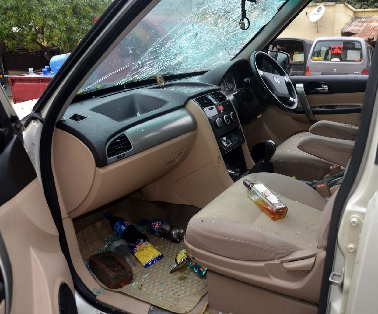 Drunk car driver collides, tea seller died.