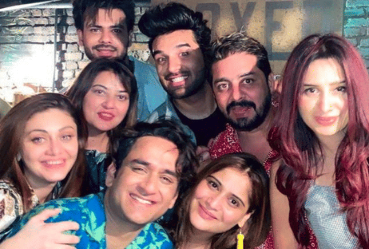 Bigg Boss 13 Mahira Sharma shared photo with Paras Chhabra called him Tu hi toh mera dost hai
