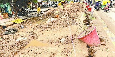 Jal Nigam also broke dividers in digging sewer line near Shyamganj