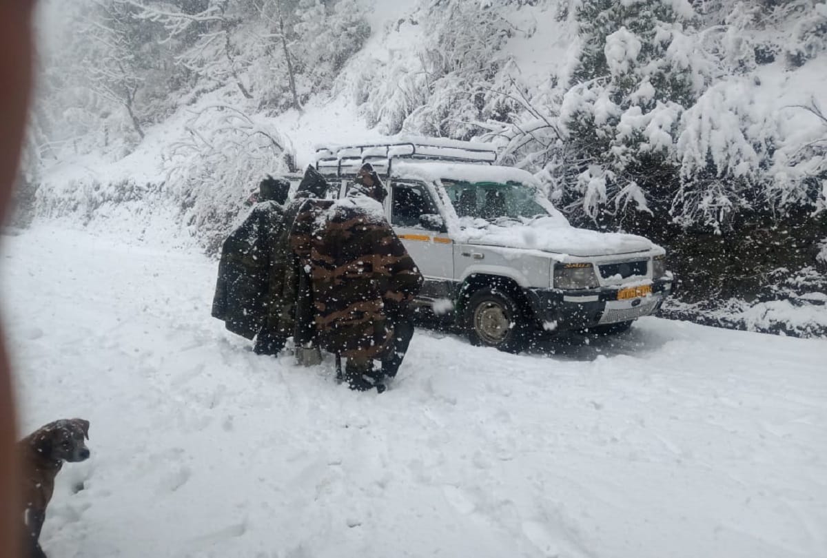 Indian Army troops rescue Stranded Passengers near Dera Ki Gali