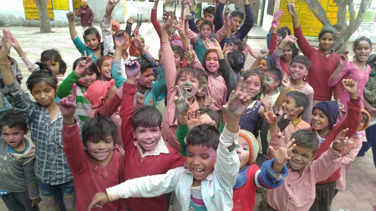 Children played Holi in schools on Happy-day