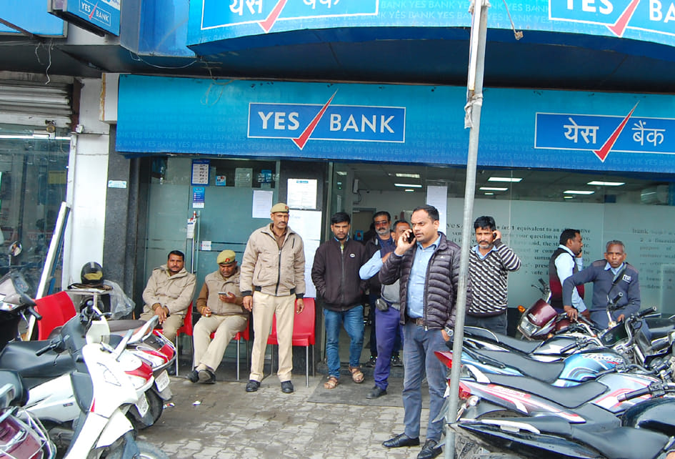 Customer reached Yes Bank, no money received, police deployed
