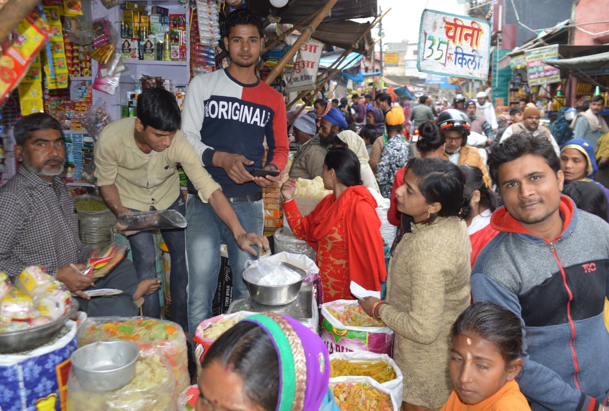 Hathras: Markets smelling of the scent of Holi