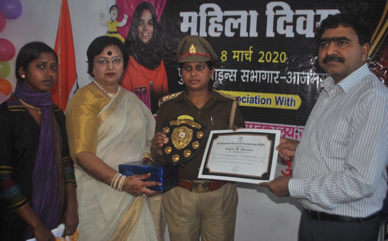Women policemen of Azamgarh honored on Women's Day