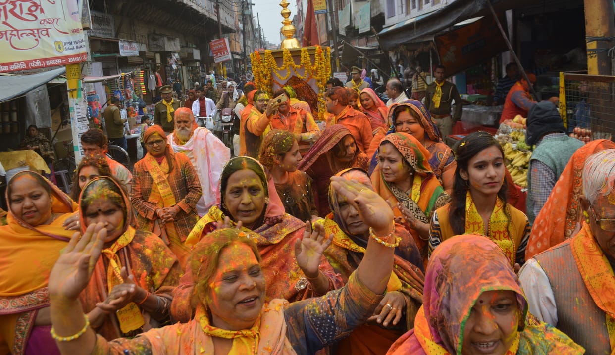 Hathras: Laddoos and dry fruits lashed at Phag Festival, Gulal flown