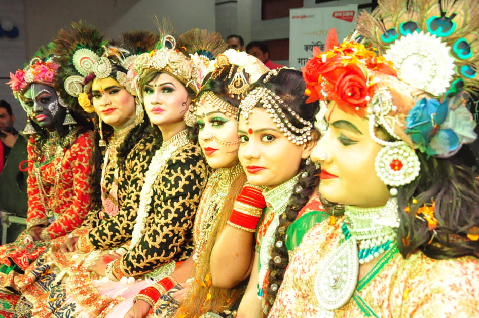 Kanha laughs with laughter, plays Holi with flowers
