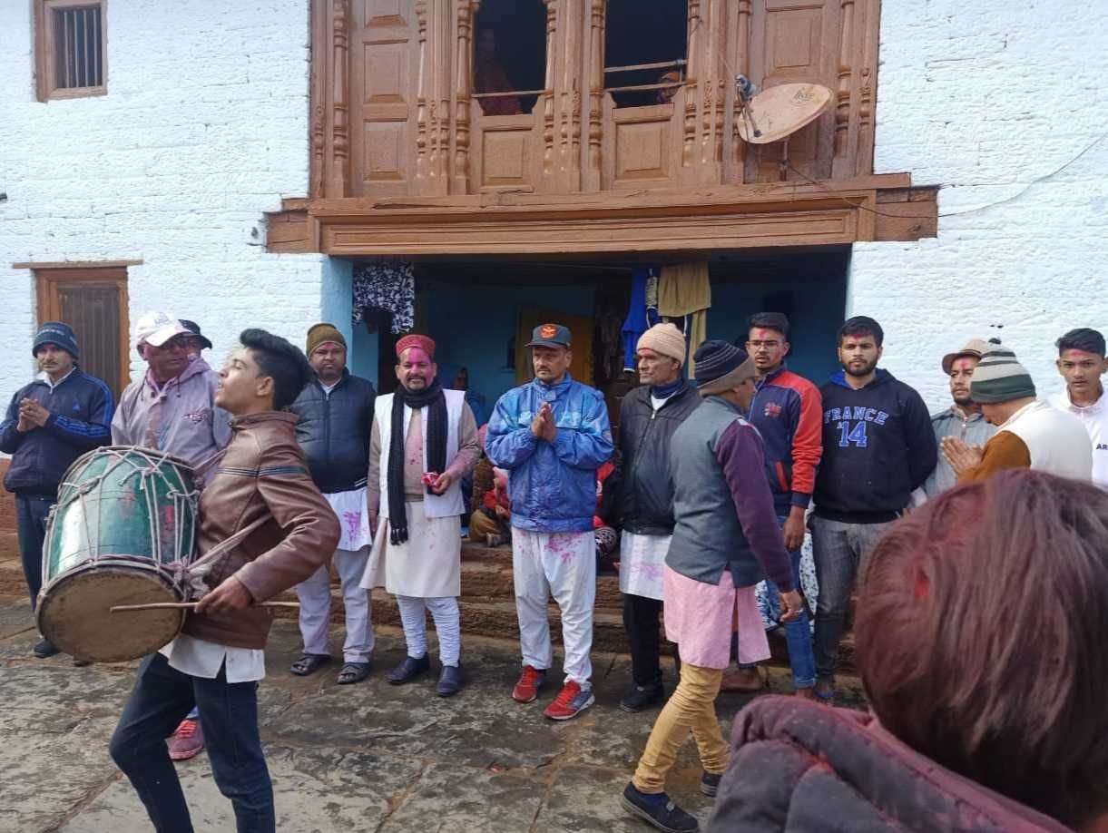 raaja bali ke dvaar machee holee..