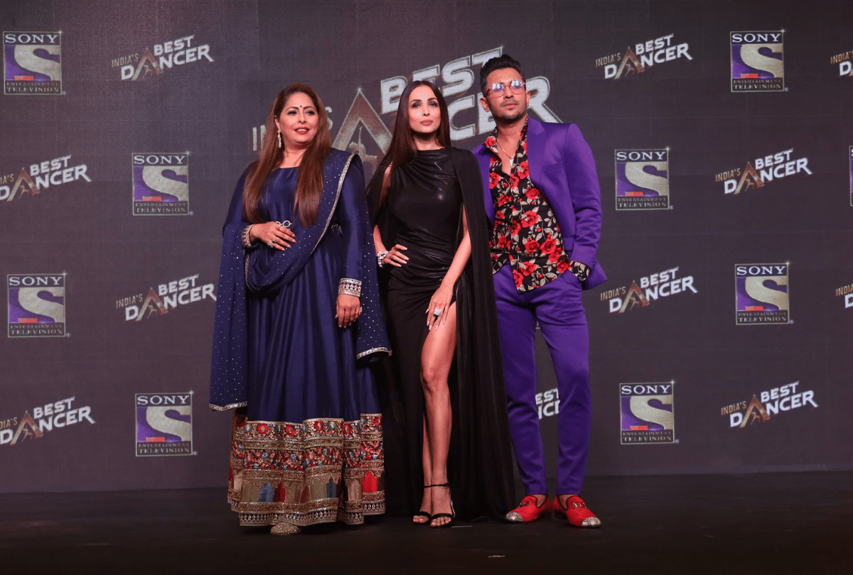 Indias Best Dancer Contestant Gifts malaika Arora a Paithani Saree and Traditional Marathi Nathni