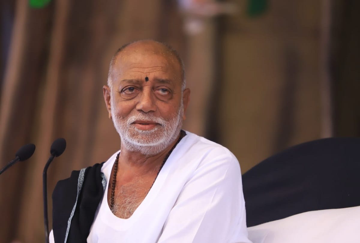 Give children no mobiles, love and values: Morari Bapu