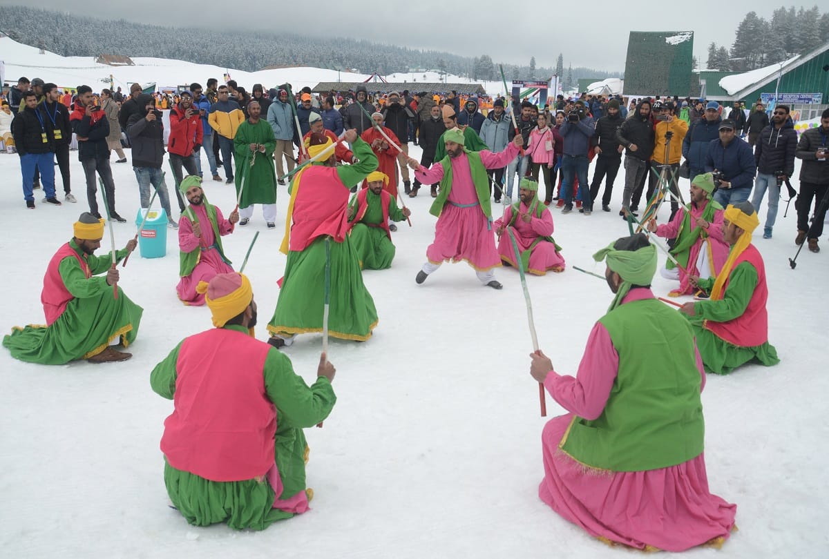 Gulmarg ready for tourists amid snowfall, preparations for national and international snow sports
