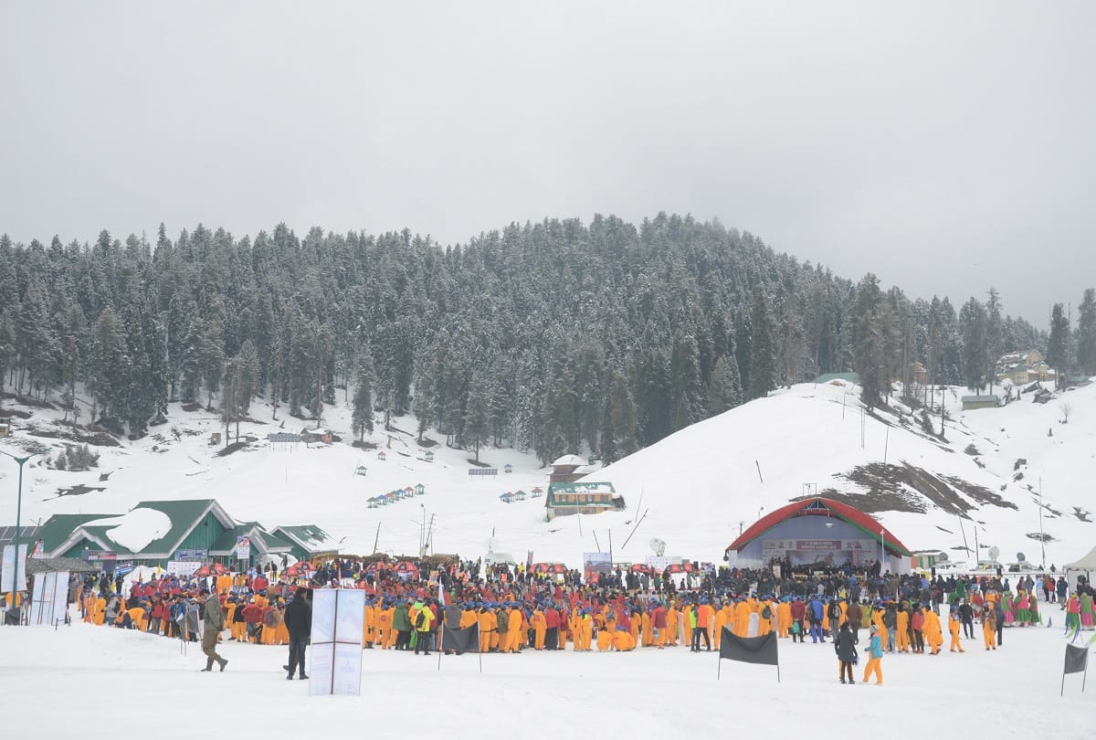 Gulmarg ready for tourists amid snowfall, preparations for national and international snow sports