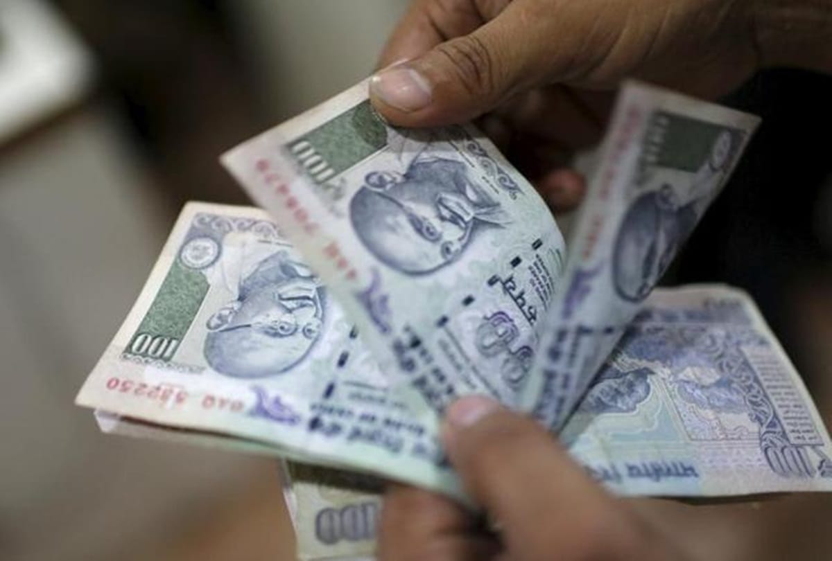 Do not use Finger tongue while counting rupees Due to Coronavirus