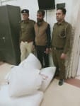 चूरापोस्त के साथ गिरफ्तार आरोपी पुलिस टीम के साथ।