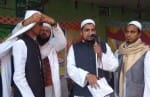 मदरसे में तकरीर करते मौलाना।