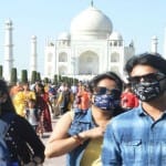 ताजमहल पर मास्क पहनकर आए सैलानी