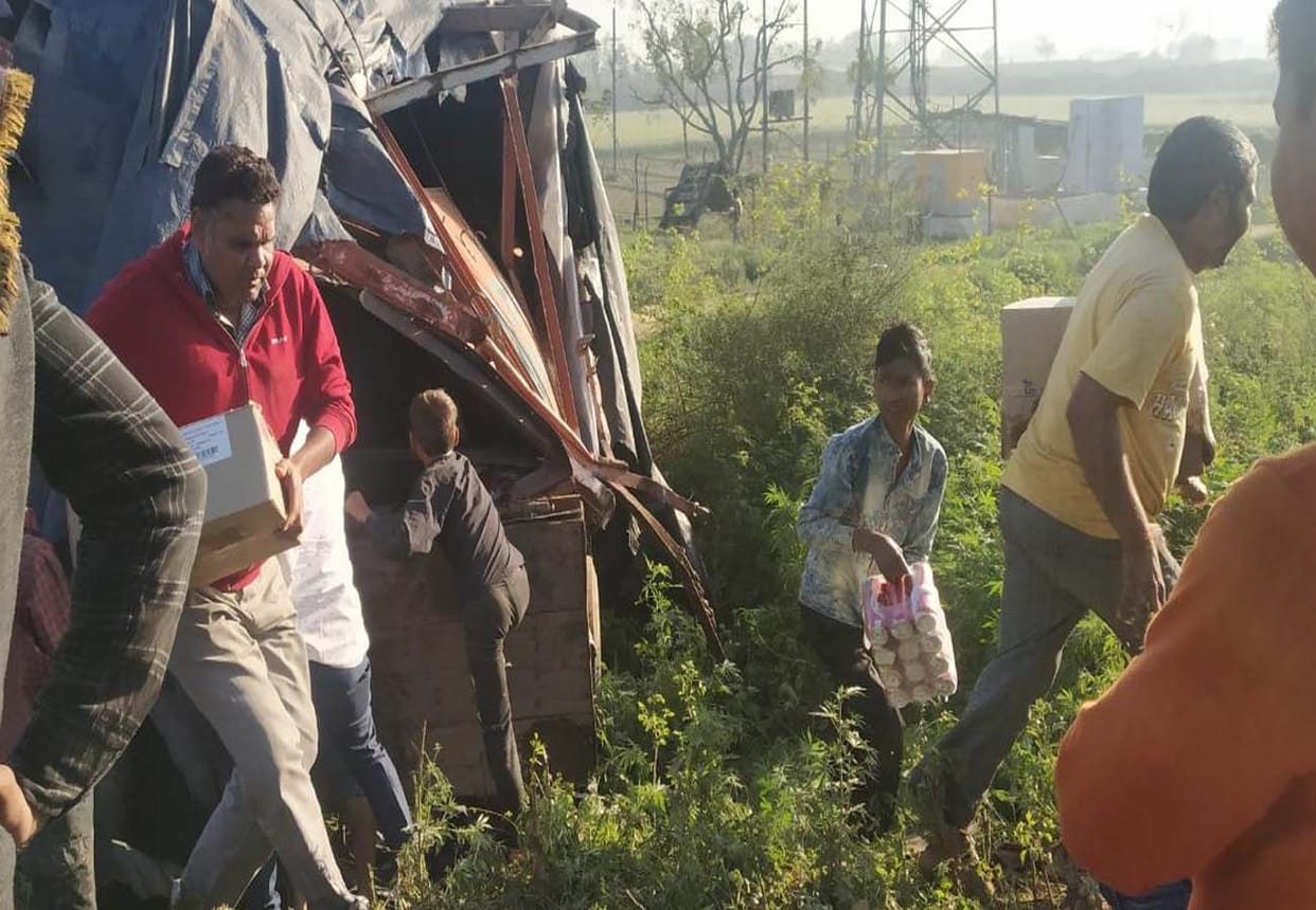Loot of beer in kannauj uttar pradesh