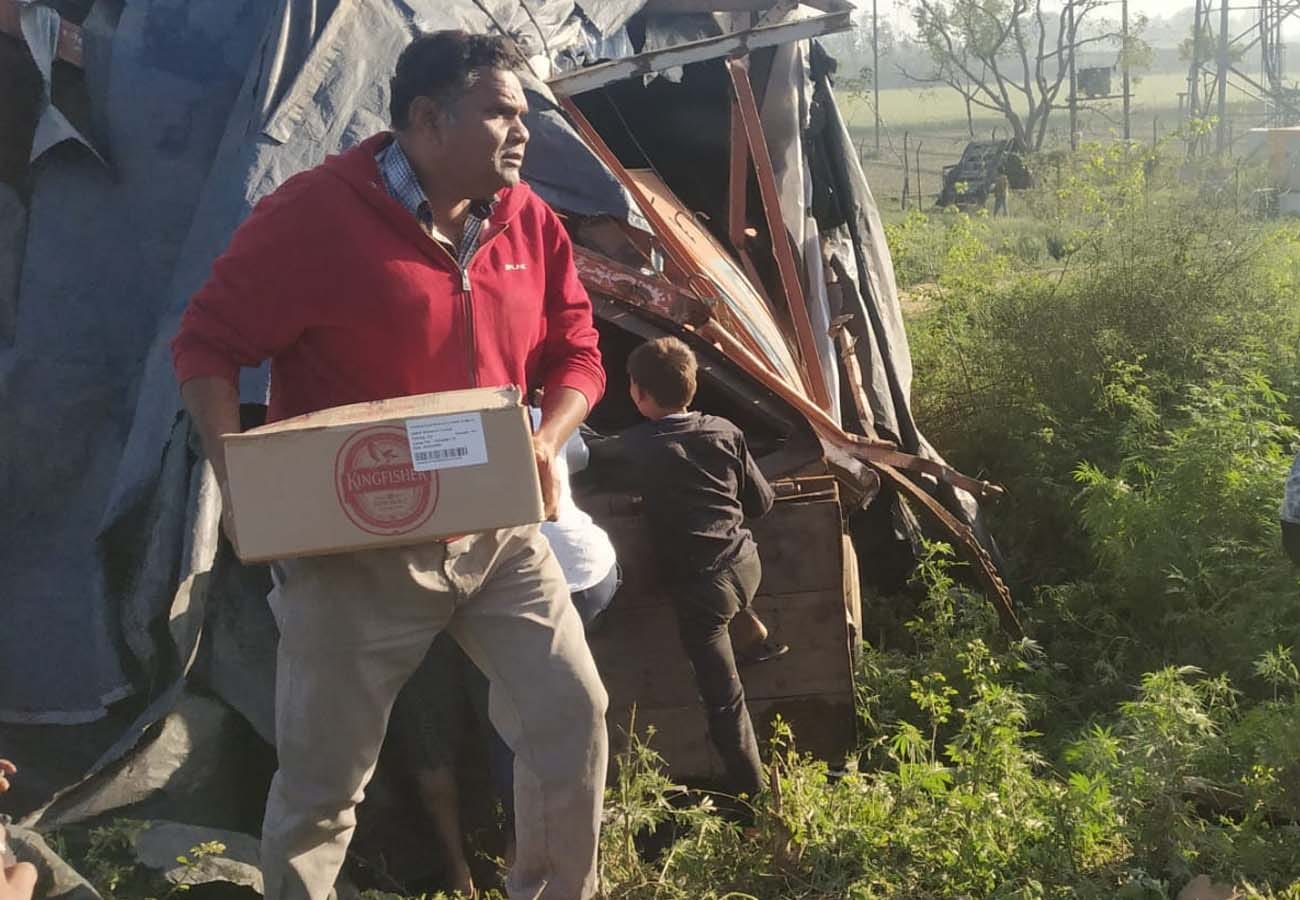 Loot of beer in kannauj uttar pradesh