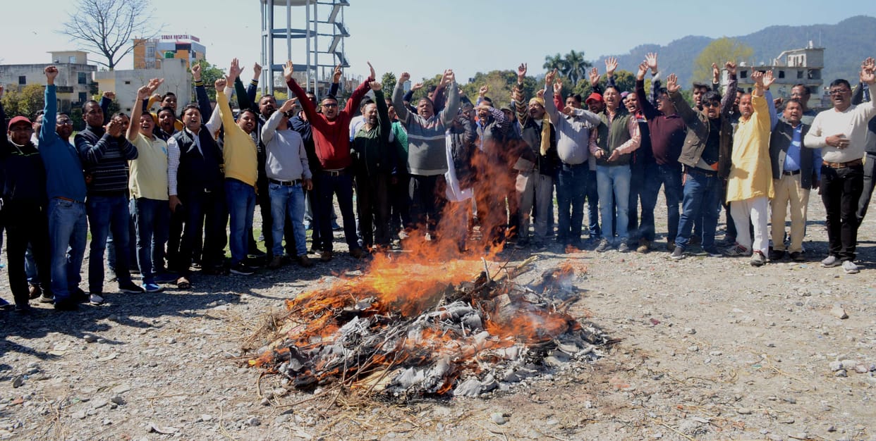 The striking personnel surrounded the Leader Opposition