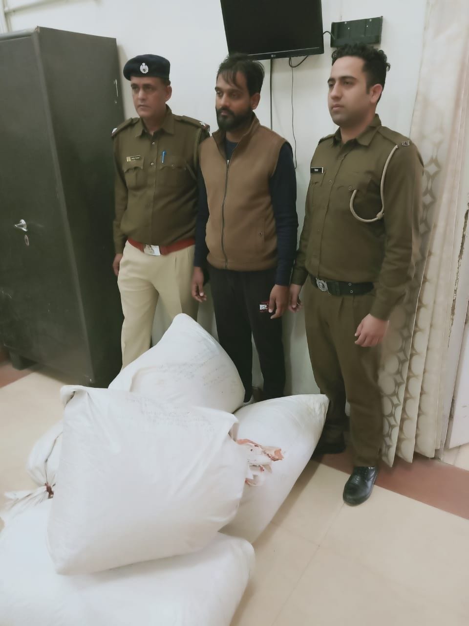 Carry to 5 lacs poppy powder in Dehli Truck driver,  Arrested.